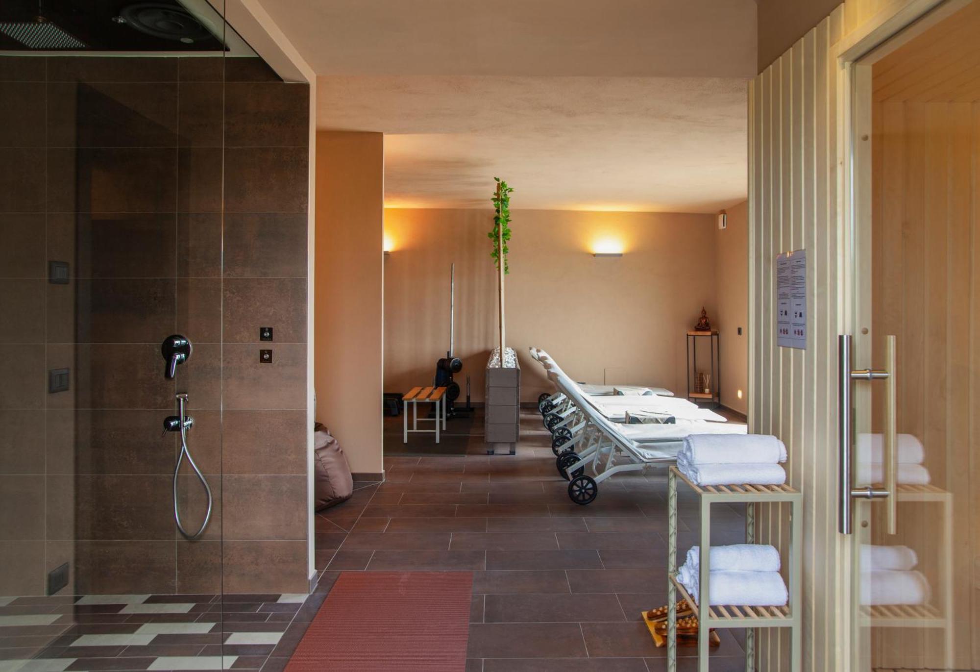 Il Volo, Piscina E Wellness * Castiglione Tinella